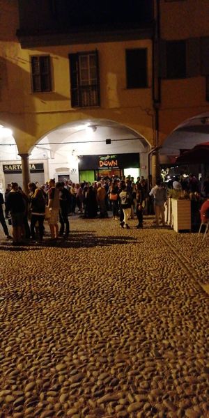 Un affollato sabato sera at Shot Me Down in Pavia