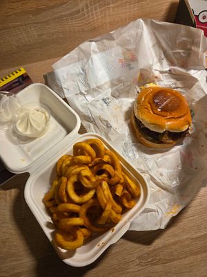 Hat SEHR gut geschmeckt, auch wenn es nicht perfekt aussieht! at Vegan Pirates by CloudEatery in Cologne