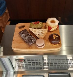 Semifrio de pistacho, de chocolate y a cacahuete, mil hojas de nata, crostata y macaron todo riquísimo. at Julietta Pastry and Lab in Rome