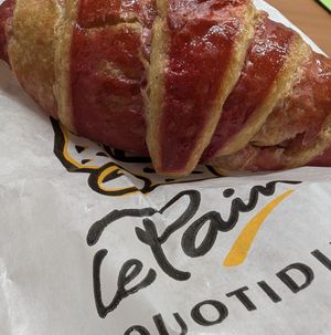 Lekkere vegan croissants en plantaardige melk bij de koffie (zonder supplement te betalen) at Le Pain Quotidien - Belliard  in Brussels