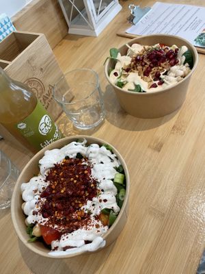 Reis mit veggies, Tofu und Sauce   at Lilli's Bowls  in Tulln