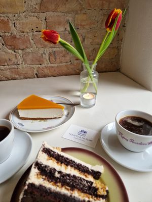 Erdnuss-Schoko-Karamell-Torte und Cheesecake Mango at Plants & Flours in Berlin