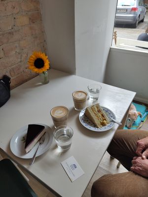 Cheesecake Blaubeer und Torte Matcha-Mango-Kokos mit Latte Macchiato at Plants & Flours in Berlin