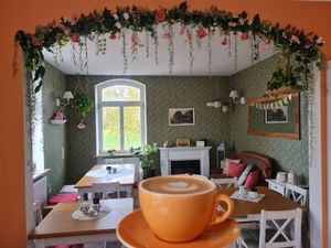 Cappuccino in gemütlicher Atmosphäre at Zeiten & Wunder in Bamberg