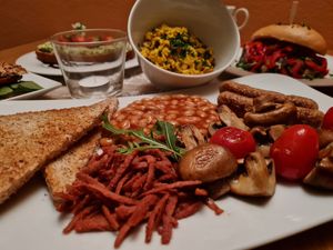 Vegane Frühstücksauswahl at Zeiten & Wunder in Bamberg