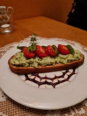 Avocado Brot mit frischen Tomaten at Zeiten & Wunder in Bamberg