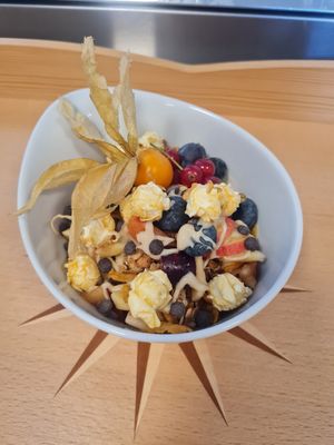 Müsli Bowl mit hausgemachtem Granola und Popcorn at Zeiten & Wunder in Bamberg