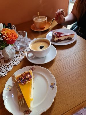 Nochmal der Käsekuchen + mein Favorit: Vanillepudding Kuchen mit Früchten at Zeiten & Wunder in Bamberg