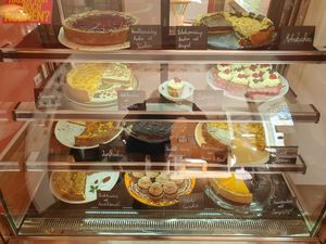 Gute Auswahl - leider etwas verspiegelt at Zeiten & Wunder in Bamberg