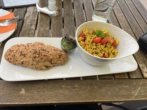 Körnercroissant mit Spinat Pesto und Rührtofu  at Zeiten & Wunder in Bamberg