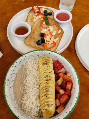Oat bowl et french toast at Smash in Medellin