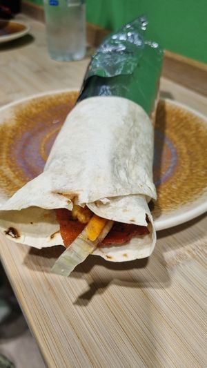 The vegan chicken wrap (12,-€) at Veganland Cigköfte in Munich