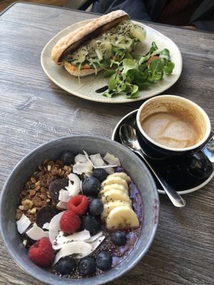 Red Pepper hummus baguette & açaí bowl & cappuccino mit Mandelmilch  at Berguna Gluten Free in Valencia