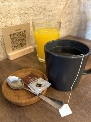 Fresh orange juice + green tea at Berguna Gluten Free in Valencia