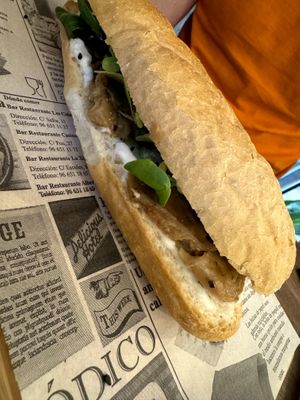 Gluten-free sandwich with vegan chicken at Berguna Gluten Free in Valencia