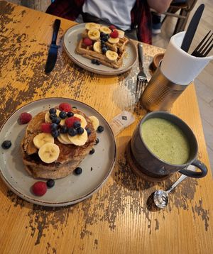 Pancakes, waffle y matcha latte at Berguna Gluten Free in Valencia