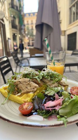 Waffle with vegan chicken   at Berguna Gluten Free in Valencia