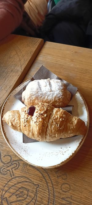 Brioche veg ai frutti rossi e fagottino al cioccolato veg at STEAMPOWER in Padua