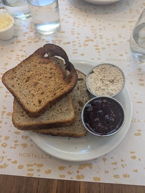 Tostadas veganas con queso de cajú y mermelada at Hortaleza in Buenos Aires