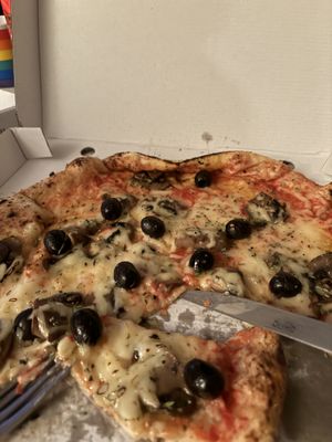 Vegan pizza with tomato, vegan cheese, black olives, mushrooms and chilli oill  at Los Dos Hermanos Pizzeria in Mallorca