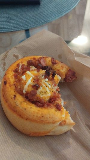 Pizza roll de vacon y noqueso at Kēks  in Mallorca