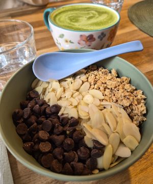 Agathe Bowl & matcha latte with oat milk at Concept BALA in Quebec
