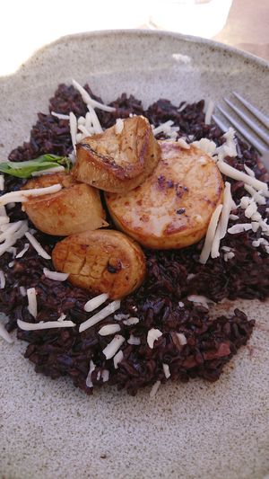 Black risotto with vegan 'scallops' at A Casa da Lídia - Casa de Chá e Bistrô in Leiria