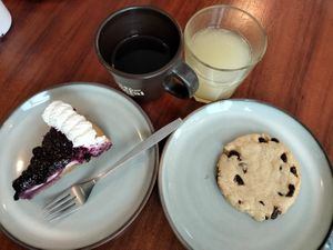 Fui con parte de mi familia (no son veganos) y mi esposo, y realmente todo les encantó. Estaba súper rico el cheesecake de frutos rojos, yo lo amo con todo mi ser. at Café Vegetal - Coyoacán in Mexico City