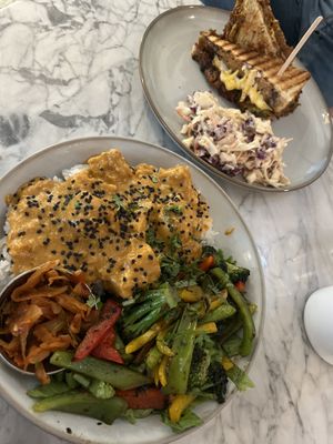 Spicy Peanut Tofu es de lo mejor que hay  at Café Vegetal - Coyoacán in Mexico City