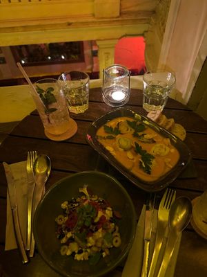 Roasted leeks (vegan), bean, olive and feta salad (veggie)  at Alquímico in Cartagena