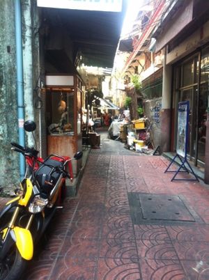 Keep walking down the alley, you'll see a temple at the beginning of the alley on your left at Lee Jae Veg in Bangkok