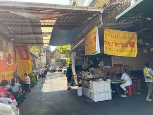 Outside, a true bangkok experience with seating on the left at Lee Jae Veg in Bangkok