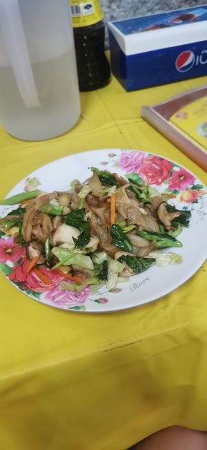 Gericht mit Gemüse und Nudeln at Lee Jae Veg in Bangkok