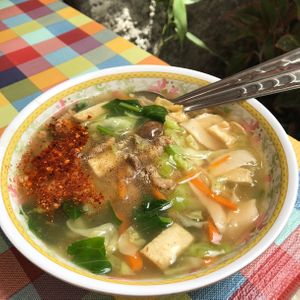 Rice vermicelli in Thai gravy sauce (Rad na sen mee) at Lee Jae Veg in Bangkok