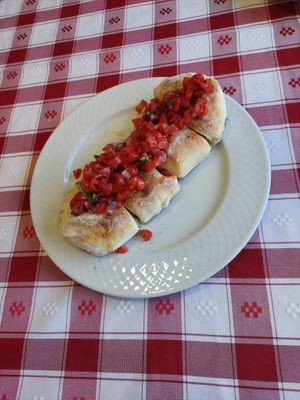 nossa invenção do chef -  novo primeiro prato vegan FROSKATE
 meia bruscheta meia focaccia
venha tentar

our chef invention - a new first vegan dish FROSKATE
half bruschetta at Bella Estrela in Covilha