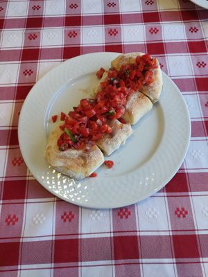 nossa invenção do chef -  novo primeiro prato vegan FROSKATE
 meia bruscheta meia focaccia
venha tentar

our chef invention - a new first vegan dish FROSKATE
half bruschetta at Bella Estrela in Covilha