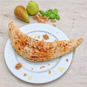 Calzone de pêra 

San Marzano tomato sauce, fresh Mozzarella or vegan, goat cheese, pears honey Olive oil and basil leaf.  at Bella Estrela in Covilha