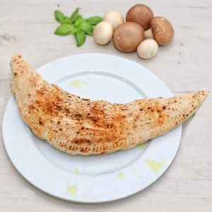 Calzone de Cogumelos 

San Marzano tomato sauce, fresh Mozzarella or vegan, White mushrooms, Brown mushrooms, White onion and Parmesan (vegan option) Olive oil and basil leaf.
 at Bella Estrela in Covilha