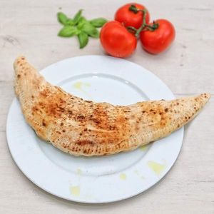 Calzone de Antepasto

San Marzano tomato sauce, fresh Mozzarella or vegan, sweet potato, courgette, eggplant, red pepper ,onion. Olive oil and basil leaf. at Bella Estrela in Covilha