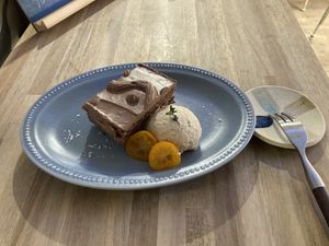 Chocolate cake   at Hakoo Cafe Me in Kamakura