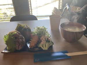 Musubi plate  at Hakoo Cafe Me in Kamakura