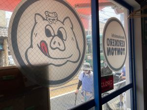 You can see the Enoden train from the cafe  at Hakoo Cafe Me in Kamakura