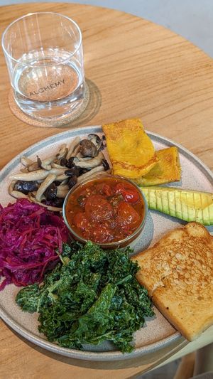 Champion Breakfast (hummus under the tomatoes) at Alchemy Tokyo -Azabudai Hills - アルケミー in Tokyo