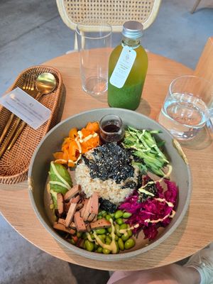 My recent order: yummy poke bowl with added tofu tuna. Plus my fave cucumber cooler (mint oil!) at Alchemy Tokyo -Azabudai Hills - アルケミー in Tokyo