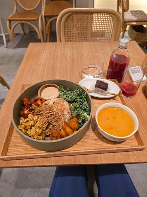 Born in Bali Bowl, Tagessuppe und Aligator Bite at Alchemy Tokyo -Azabudai Hills - アルケミー in Tokyo