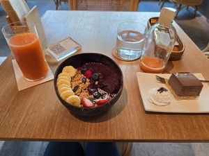 Acai Bowl und Schokoladenkuchen at Alchemy Tokyo -Azabudai Hills - アルケミー in Tokyo