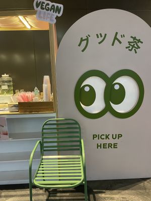 Pick up through eyes  at Good Cha in Bangkok
