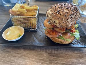 De vegan burger met onionrings en avocado  at Strandpaviljoen Faro Beach in De Cocksdorp