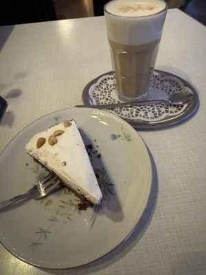 Peanut chocolate cake with oat milk latte macchiato   at Nähcafe Edeltraud in Wurzburg
