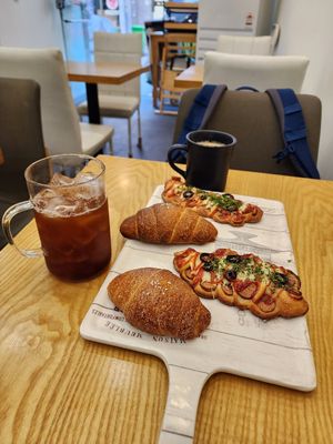 Pizza bread and butter salt bread at Rainbow Crust in Busan